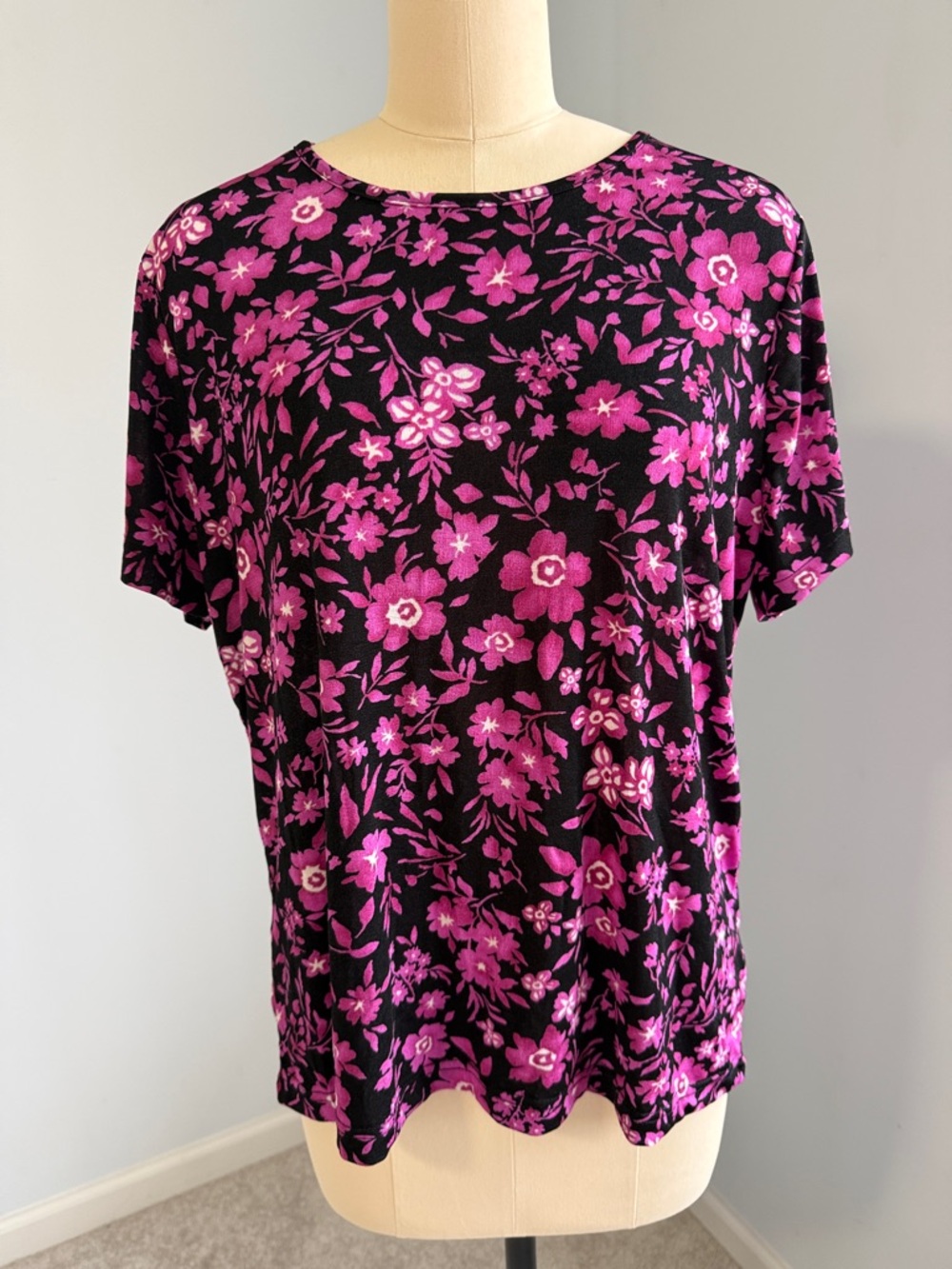 Jaclyn Smith Black with Magenta Floral Print Short Sleeve Top SZXL